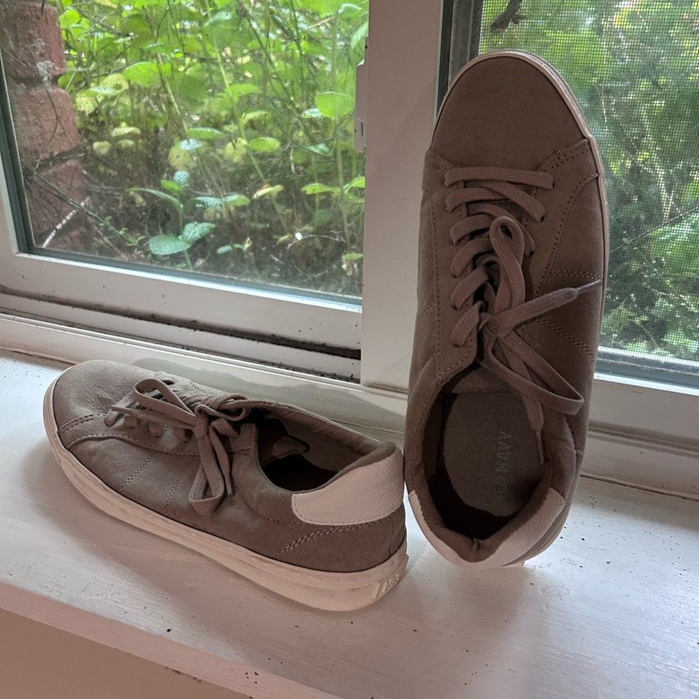 Old navy sneakers, size 7